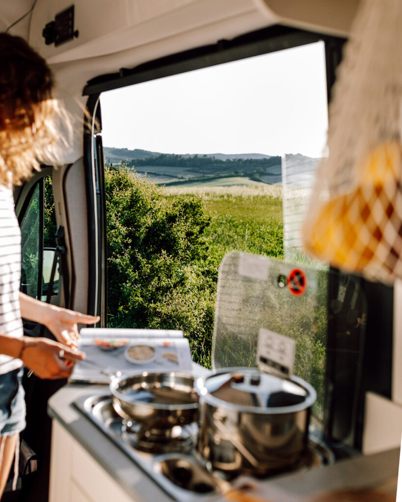 Kochen im Etrusco Campervan