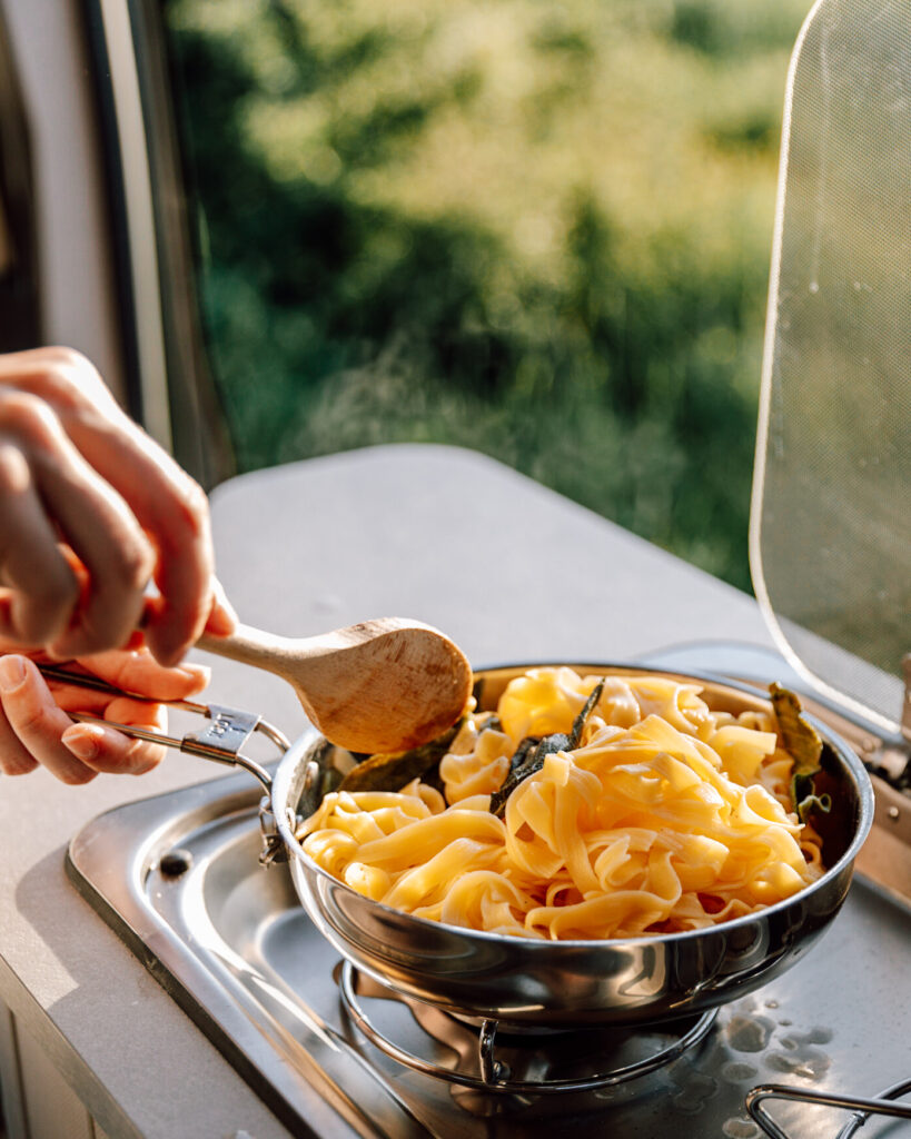 Nudeln kochen im Etrusco Campervan